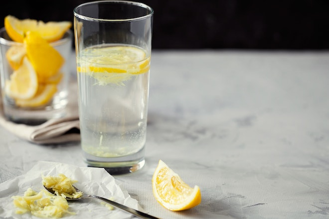 Ein Glas mit Wasser, Zitronensaft und einer Zitronenscheibe