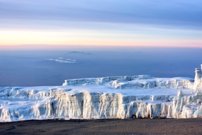 Ein Gletscher auf dem Gipfel des Kilimandscharo in Tansania.