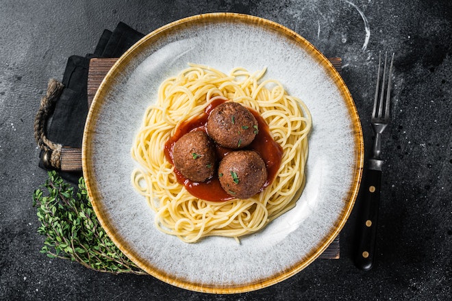 Ein Teller mit Spaghetti und veganne Meatballs