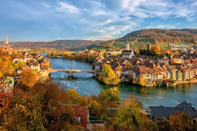 Blick auf Laufenburg am Rhein im Herbst