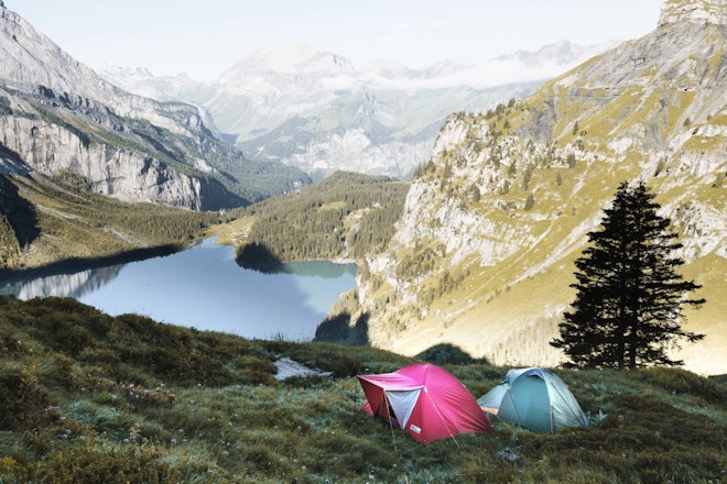 Zwei Zelte in den Schweizer Bergen