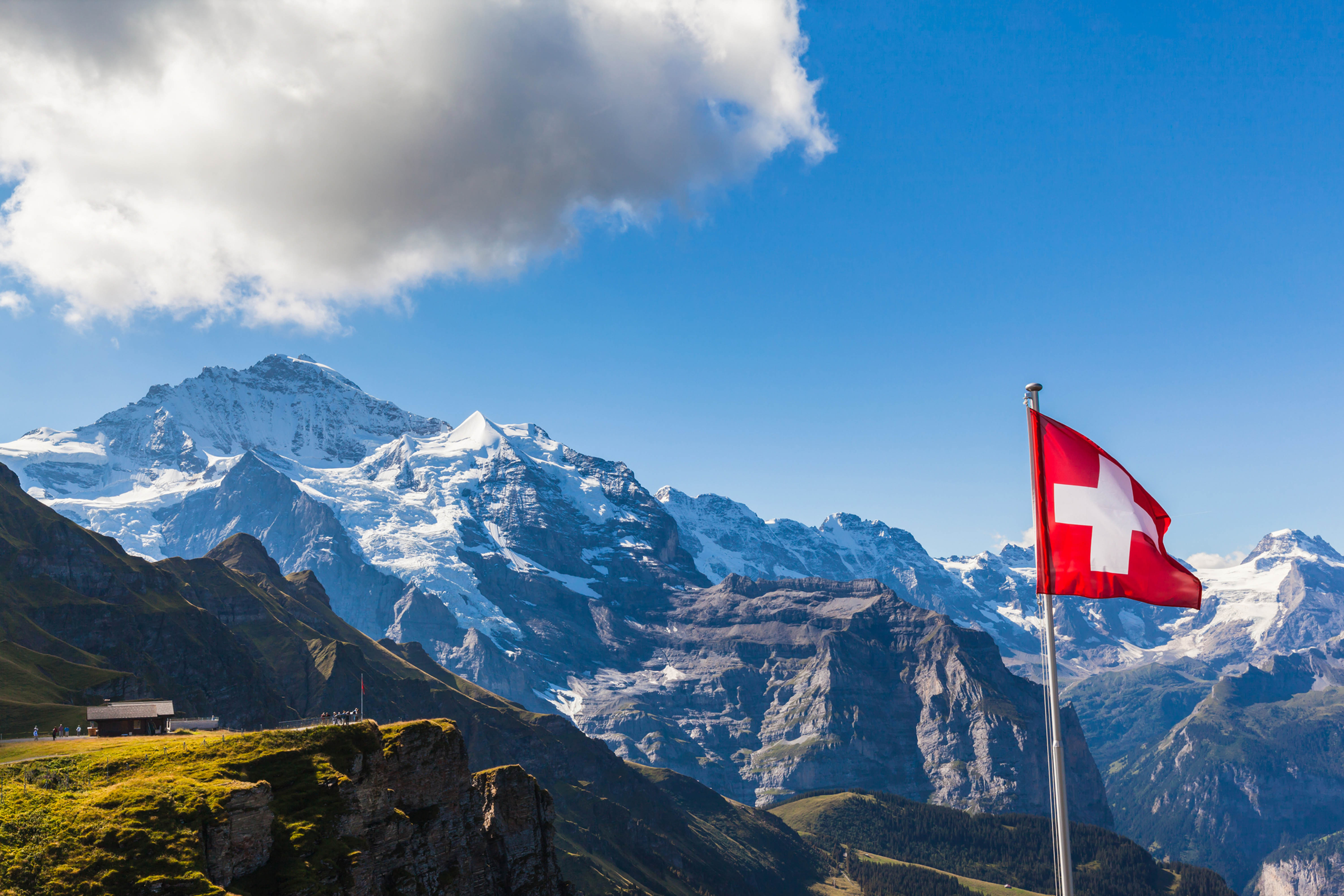 eine Schweizer Fahne in den Bergen