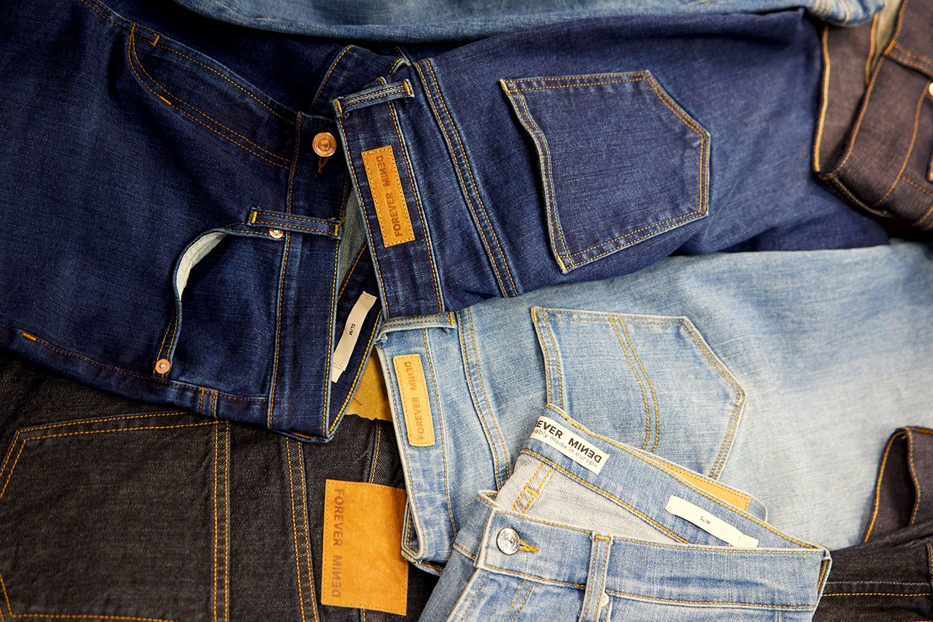 Verschiedene Jeans von C&A, die nachhaltig im Cradle-to-Cradle-Prinzip designt wurden.