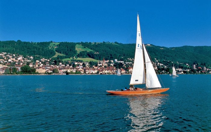 Seen in der Schweiz: Der Zugersee lädt zum segeln ein