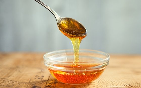 Honig wirkt antibakteriell und bekämpft Pickel