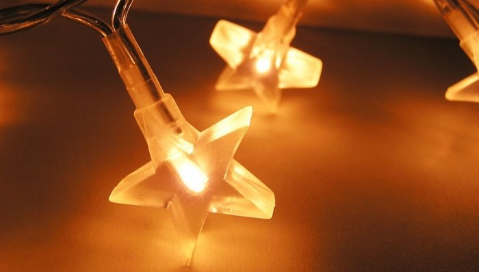Bei der Weihnachtsbeleuchtung gilt es, auf nachhaltige und stromsparende LED-Beleuchtung zu achten. Hilfreiche Tipps zum Thema finden Sie hier: «Beleuchtung für Weihnachten: LED- Lämpchen sparen Strom». Foto: © xtinix / Fotolia.com