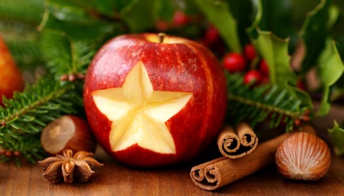 Äpfel sind traditionelle und nachhaltige Weihnachtsdeko, die Sie nach dem Fest sogar noch essen können. Weitere Ideen finden Sie in dem Artikel «Weihnachtsdeko aus Natur- und Recyclingmaterial basteln». Foto: © Christian Jung / Fotolia.com