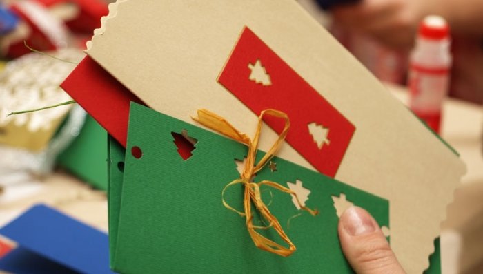Basteln Sie ihre Weihnachtskarten mit Recyclingmaterialien selbst, das ist nachhaltig und kommt von Herzen. Mehrere Varianten finden Sie in dem Artikel «Weihnachtskarten selbst basteln ist nachhaltig und macht Spass». Foto: © artaphoto / Fotolia.com
