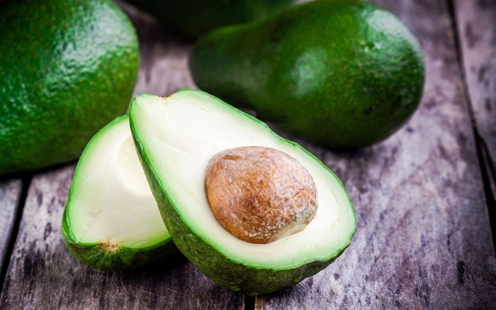 Guacamole mal anders: Mit Avocado die Haut pflegen