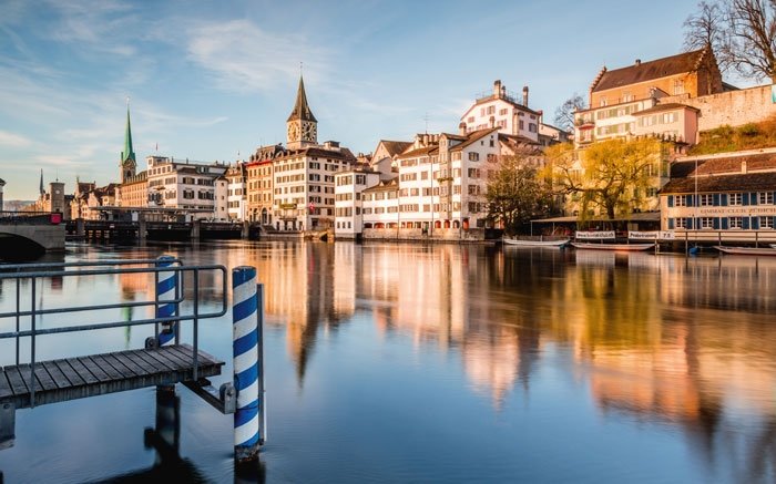 Die Limmat schmückt Zürich