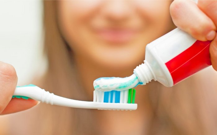 Zahnpasta im Test: Gute und schlechte Zahnpasten wird auf den Zahn gefühlt