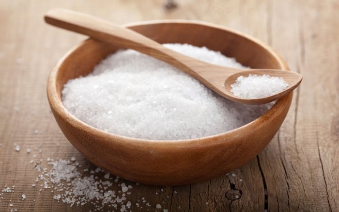Salz als Gurgellösung desinfiziert den Hals