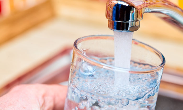 Hydratation für trockene Haut: Mindestens 2 l Wasser pro Tag trinken