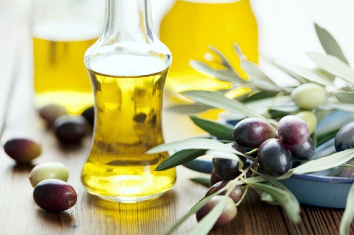 Hausmittel gegen trockene Haut und spröde Lippen: Olivenöl