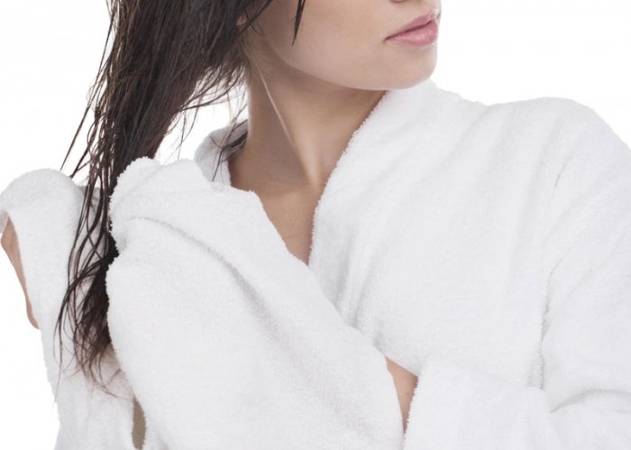 Kaputte Haare: Tupfen statt Rubbeln gegen trockenes Haar