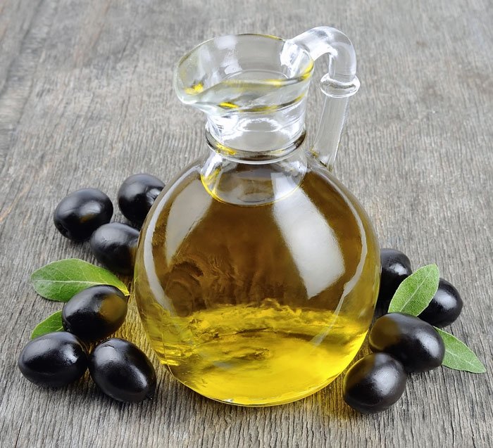 Olivenöl kann gegen trockenes Haar helfen