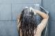Trockene Haare Hausmittel: Richtig waschen