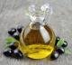 Kaputte Haare: Eine Kur mit Olivenöl ins Haar geben