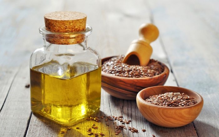 Leinöl sorgt mit Omega-3-Fettsäuren für schöne Haut