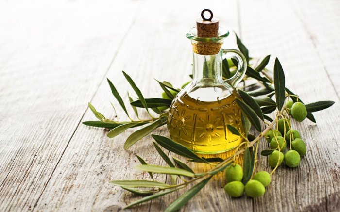 Olivenöl ist ein effektives Hausmittel gegen Schuppen