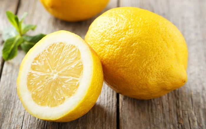 Mit Zitronensaft und Olivenöl die Haut desinfizieren