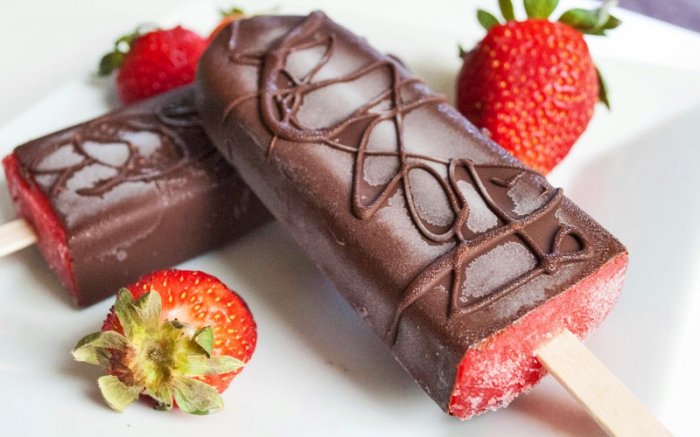 Die schokoladige Variante: Erdbeerglace mit Kakao-Überzug