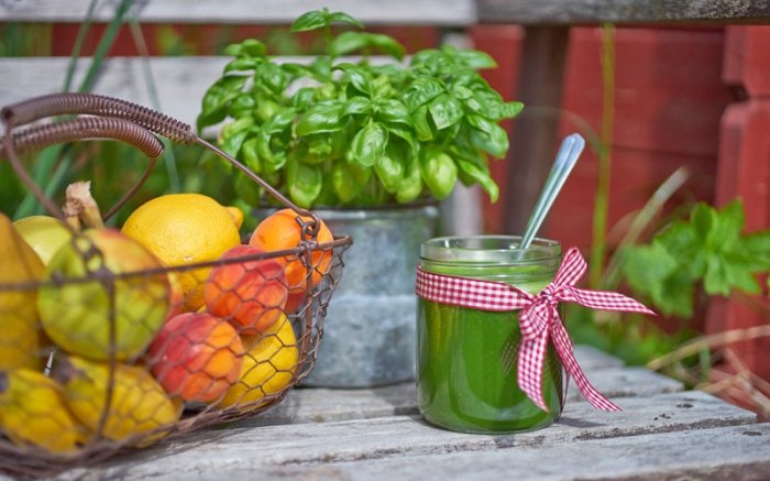 Grüner Smoothie süss-sauer: Gesunder Mix aus Salat und Obst