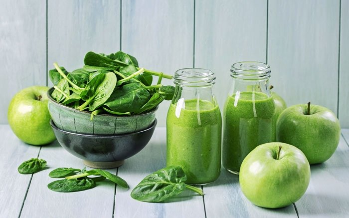 Grünen Smoothie mit Apfel und Spinat selber machen
