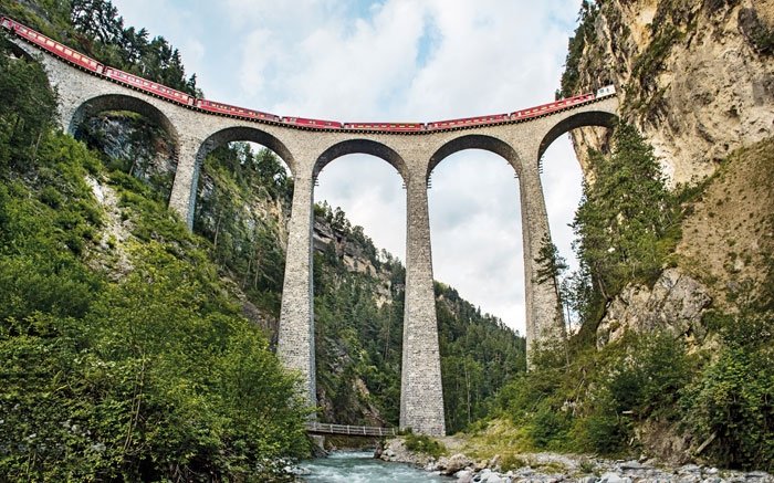 Die Rhätische Bahn in der Landschaft Albula / Bernina