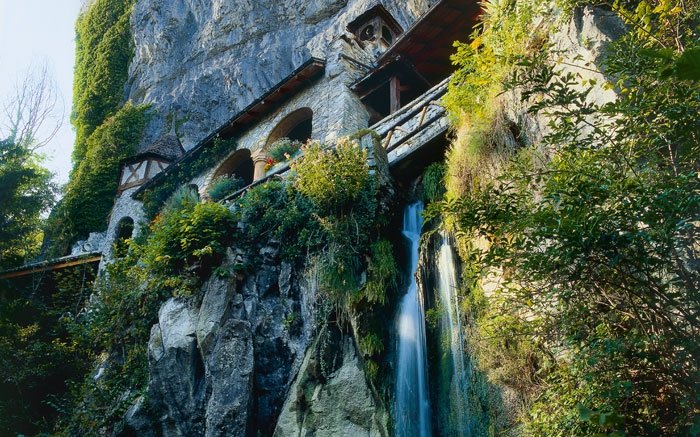 Ein Schweizer unterirdischer Wasserfall: St.Beatus-Höhlen