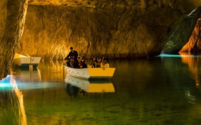 Der gösste unterirdische See Europas: Bootfahrt in der Wassergrotte St-Léonard