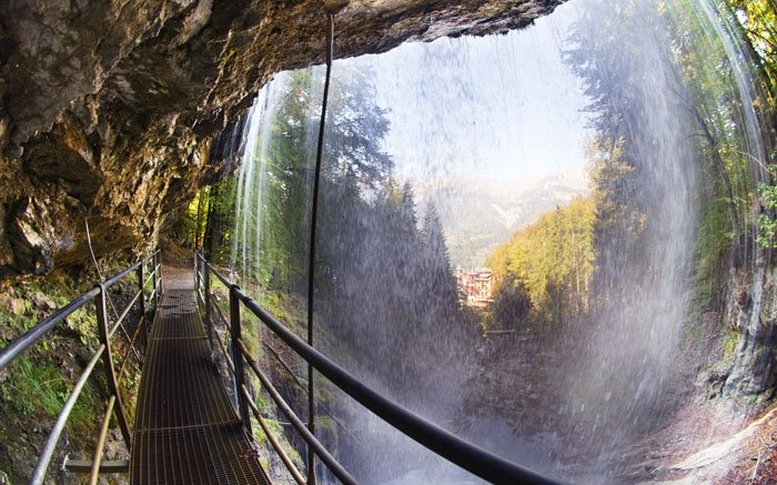 Spektakulärer Wasserfall über 14 Stufen: Der Giessbachfall am Brienzersee