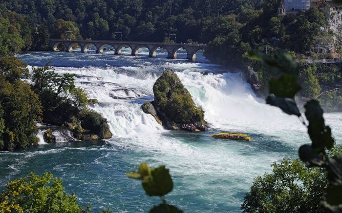 Wasserfall mit erstaunlicher Grösse: Der Rheinfall in Schaffhausen