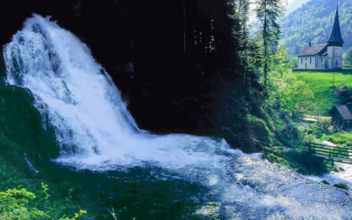 Unterirdischer Zulauf: Der Wasserfall, der aus einem Fels entspringt