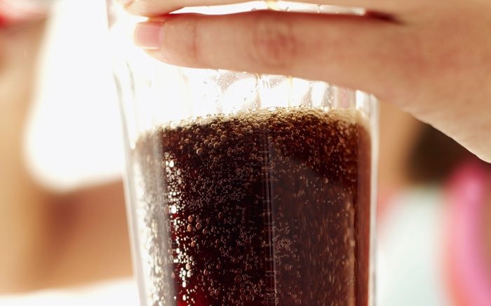 Natürlicher Abflussreiniger: Mit Cola das Rohr von Resten befreien