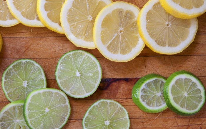 Ein natürliches Putzmittel für Küche und Bad: Mit Zitrone Ablagerungen verschwinden lassen