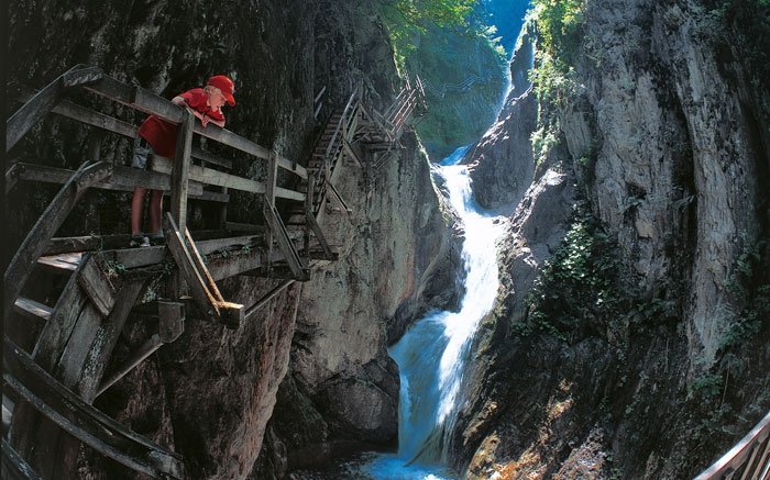 Auf Stegen und Treppen über 14 Wasserfälle: Die Durnand-Schlucht