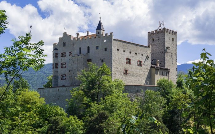Ein 700 Jahre altes Schloss am Jakobsweg: Durch Bruneck in Italien pilgern