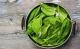 Spinat für leckeren Wintersalat zubereiten