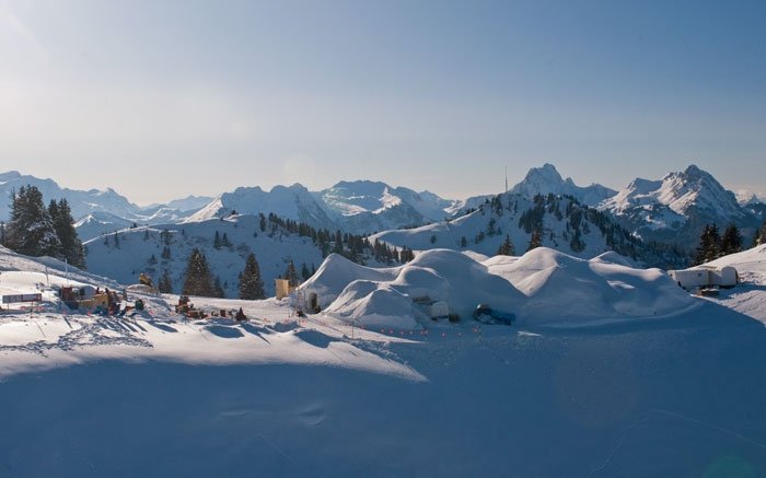 Übernachtung mitten im Wintersportparadies: Das Iglu-Dorf Gstaad