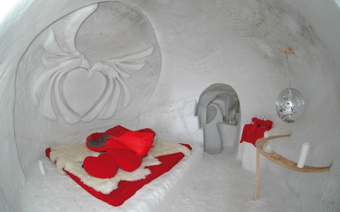 Iglu-Dorf mit romantischen Eis-Häusern auf Parsenn auf 2620 Metern