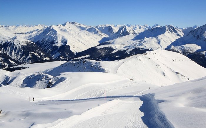 Imposante Alpenkulisse auf den Winterwanderwegen in Graubünden