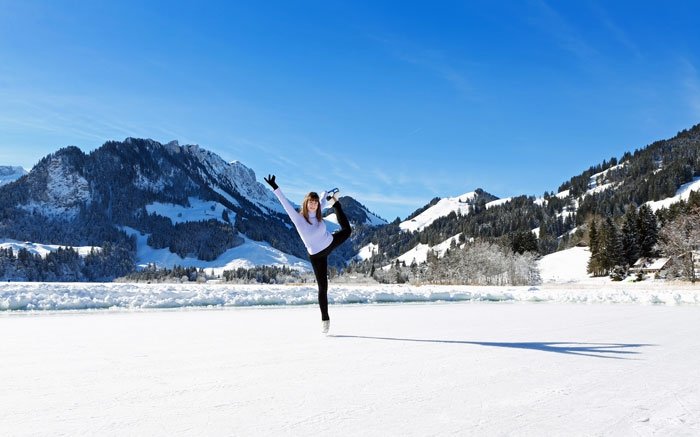 Natureisbahn unter eindrücklichen Bergen: Schwarzsee für Eissportliebhaber