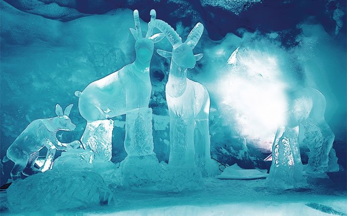 Im Gletscher-Palast am Matterhorn warten unzählige Werke von Eiskünstlern auf Sie