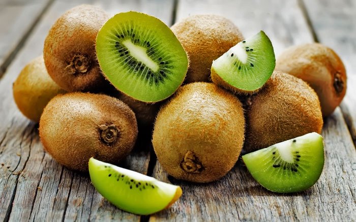 Der Exot unter den Winterfrüchten: Eine grosse Kiwi deckt den Tagesbedarf an Vitamin C