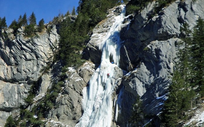 Eisklettern mit Abwechslung: Die vereisten Wasserfälle bei Unterschächen im Brunnital