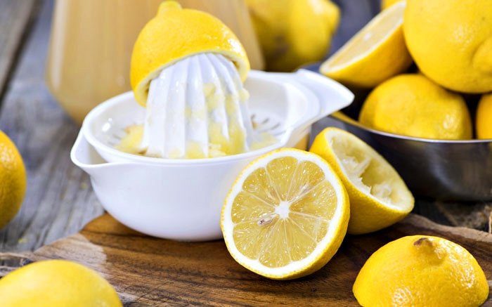 Zitronensaft reinigt Ihr Haar und lässt es strahlen