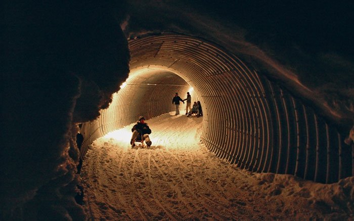 Ab durch den Tunnel heisst es beim Nachtschlitteln in Lenzerheide
