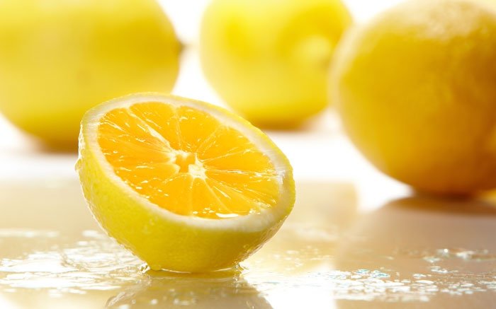 Die in Zitronensaft enthaltene Säure hellt das Haar natürlich auf