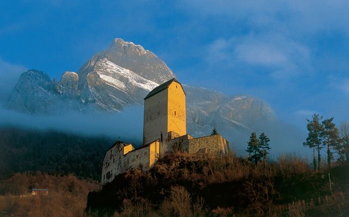 Zwischen Sehenswürdigkeiten und Rebstöcken: Weinwanderungen in Graubünden